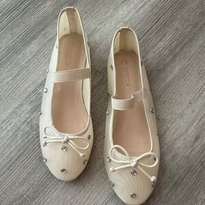 Chic Beige Flats with Metallic AccentsSz 9.5